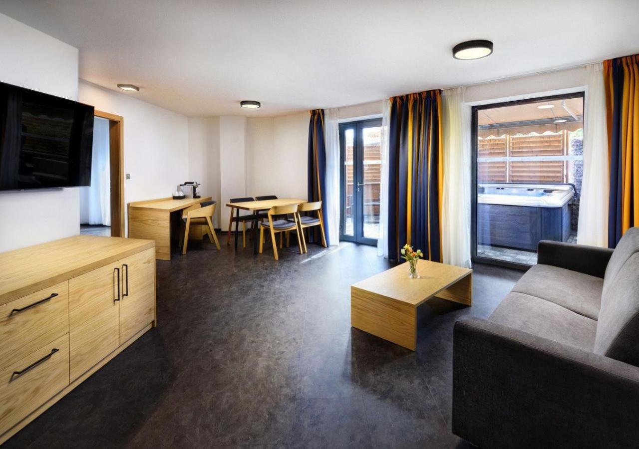 Hotel Galeria Thermal Bešeňová エクステリア 写真
