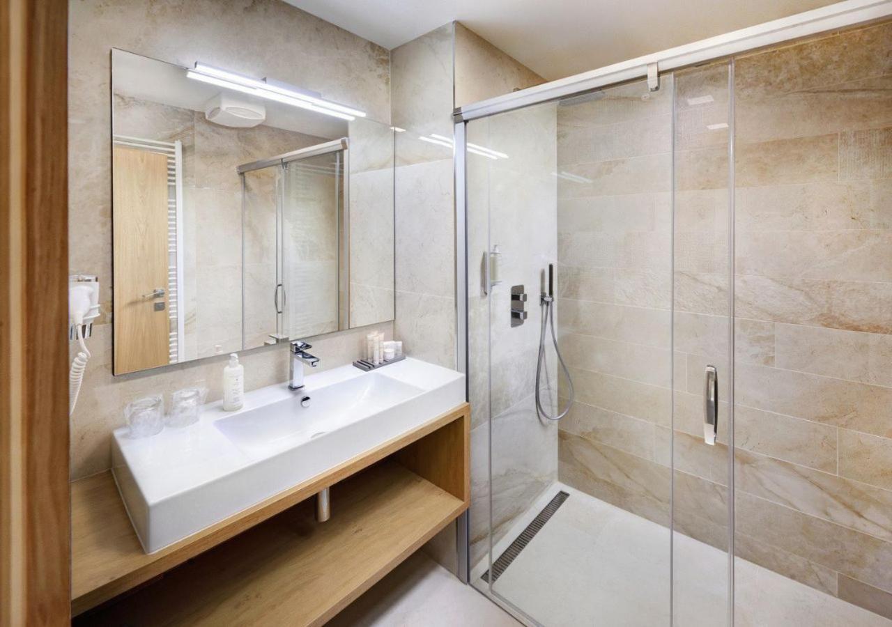 Hotel Galeria Thermal Bešeňová エクステリア 写真