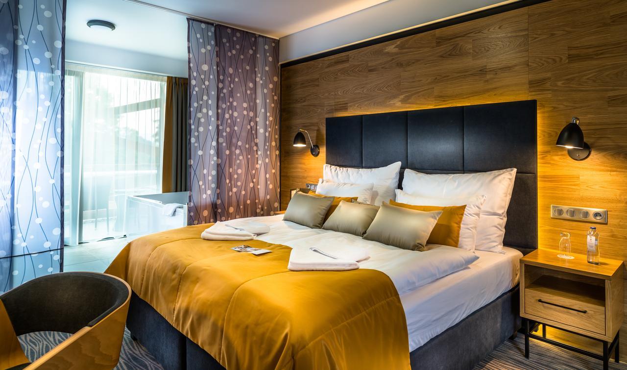 Hotel Galeria Thermal Bešeňová エクステリア 写真